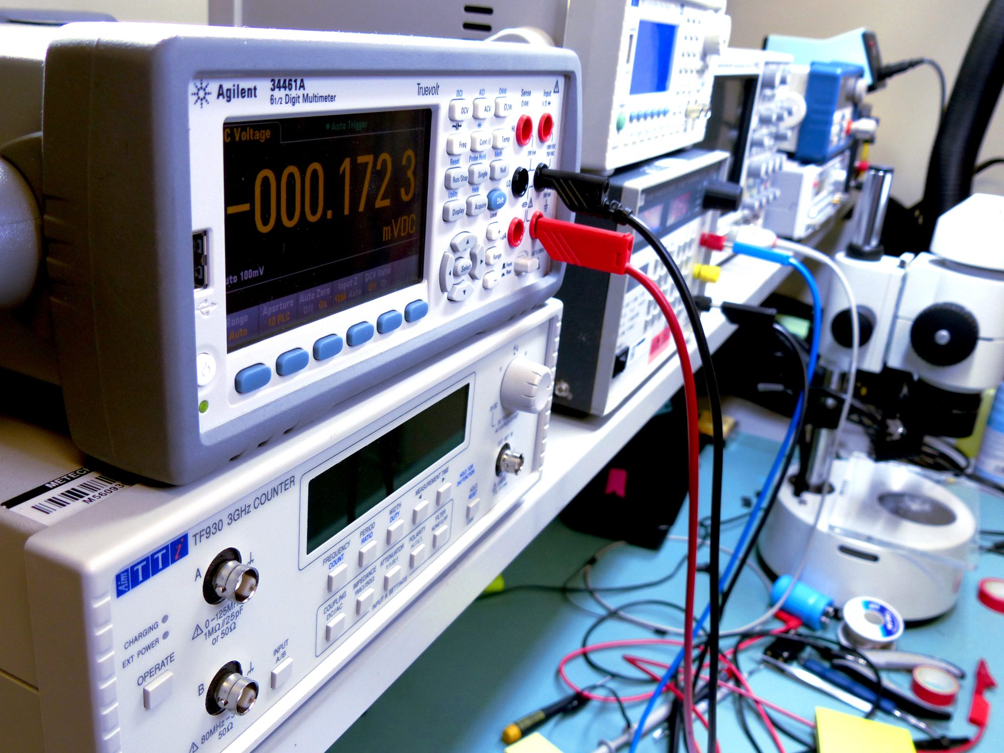 Elektroniikkalaitteita työpöydällä